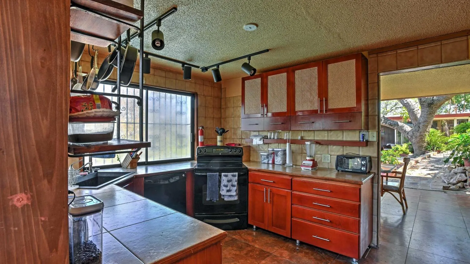 Vakantiehuis Tropical Ponce Home With Private Outdoor Oasis!